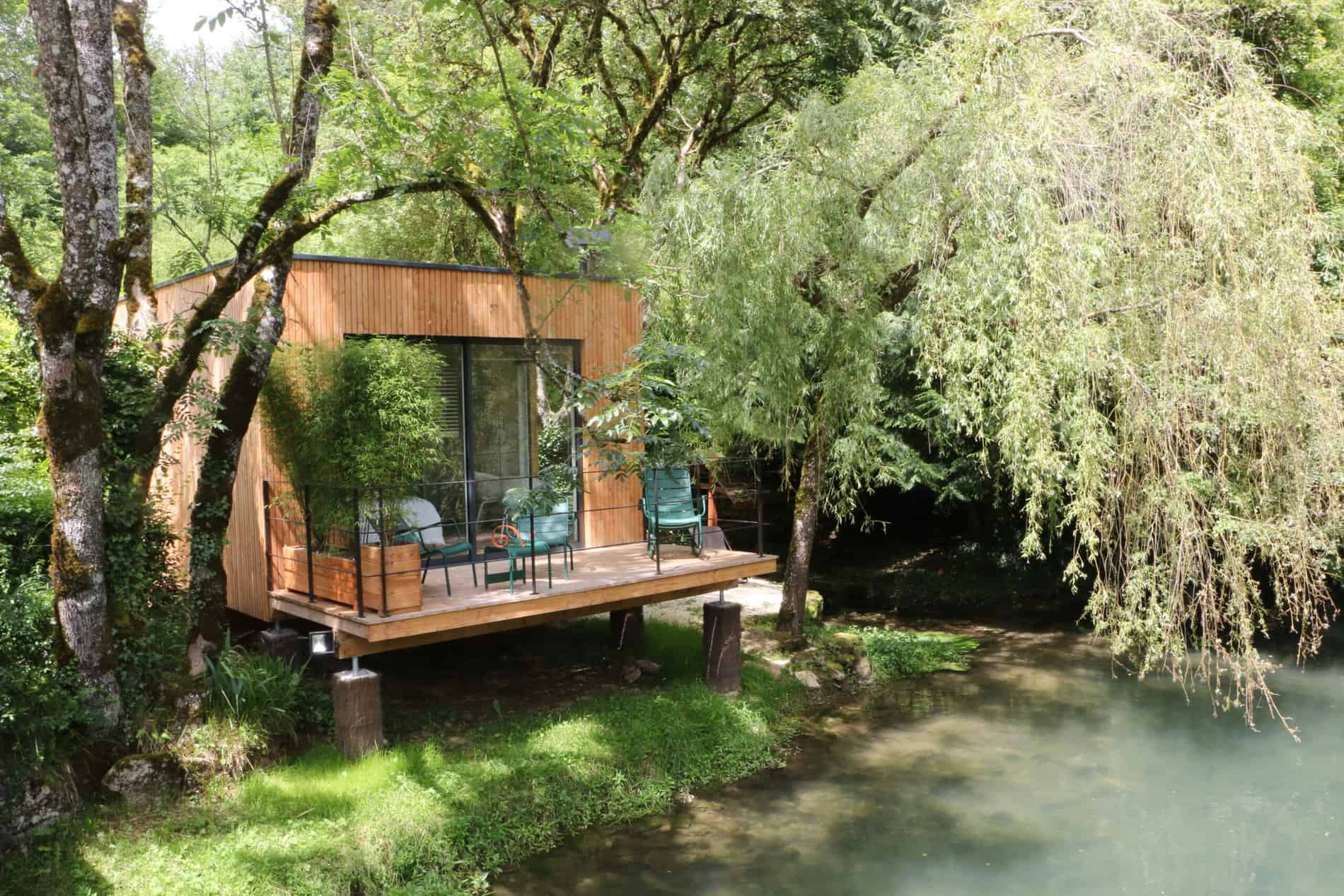 La Cabane est nichée au milieu des arbres et domine la rivière de l’Ignon