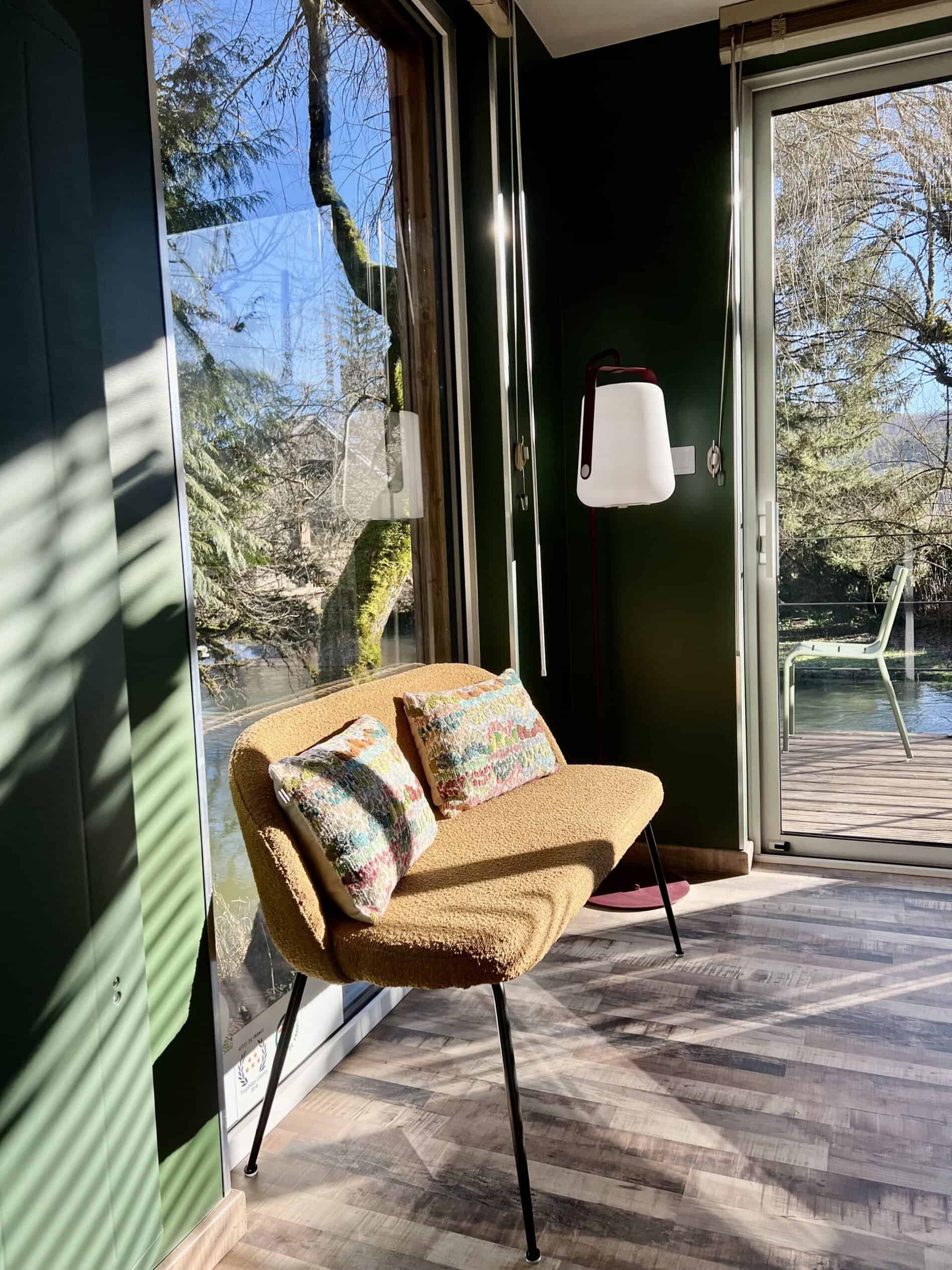 La Cabane est nichée au milieu des arbres et domine la rivière de l’Ignon