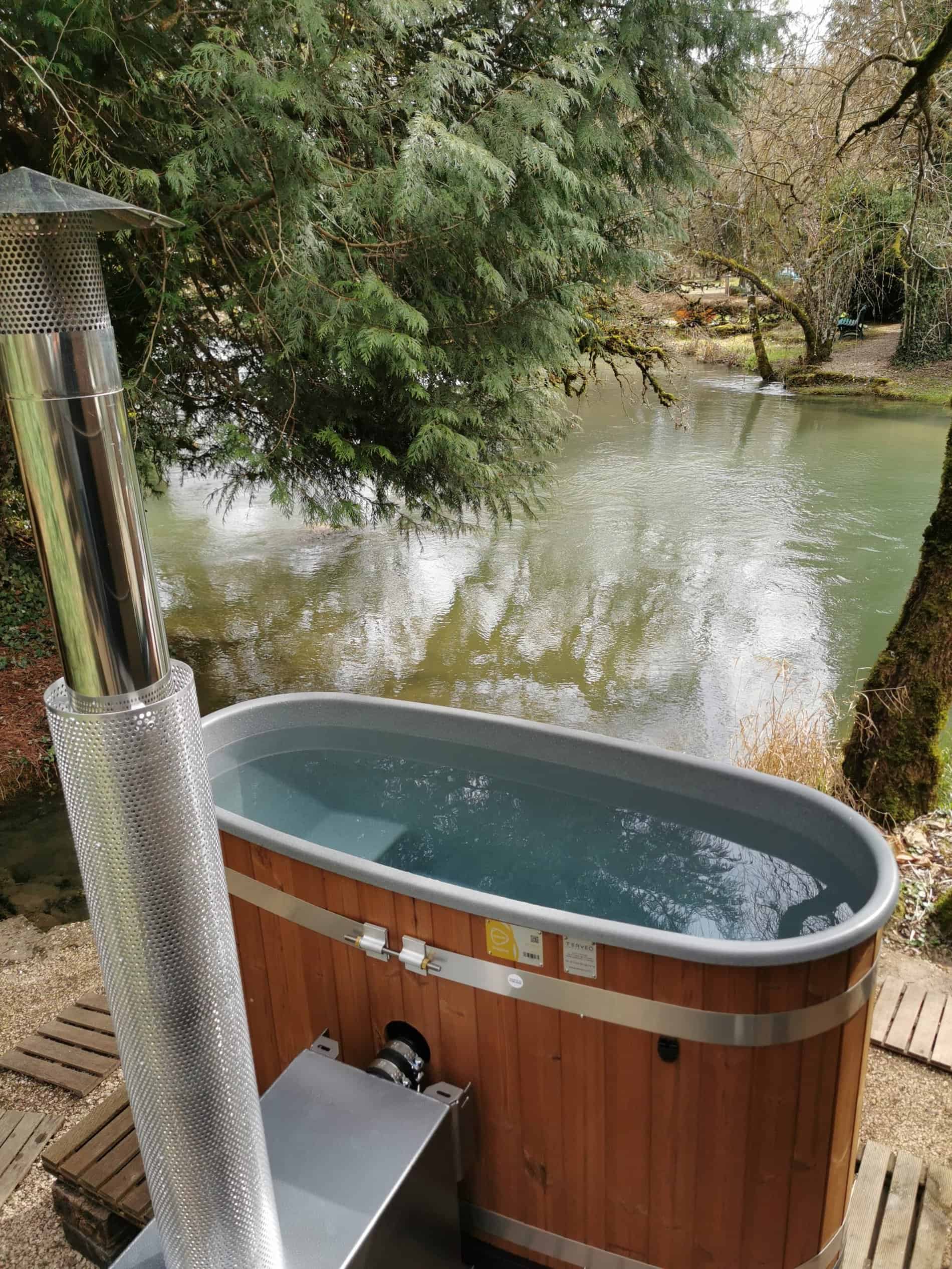 La Cabane est nichée au milieu des arbres et domine la rivière de l’Ignon