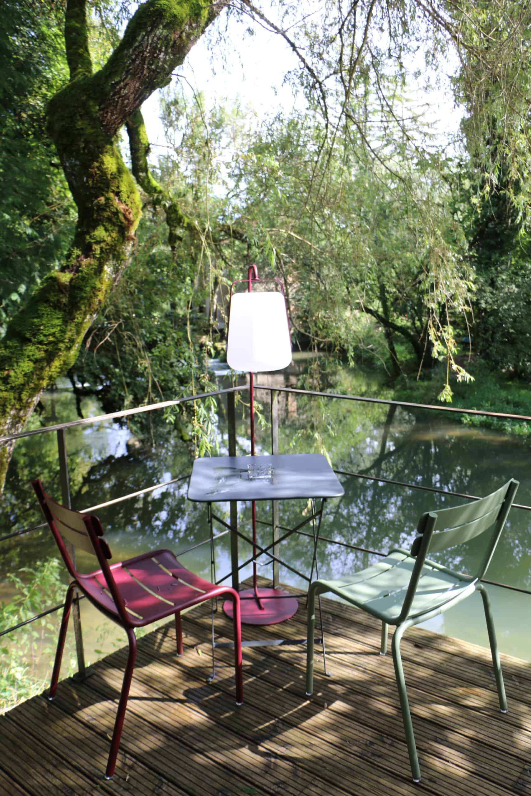 La Cabane est nichée au milieu des arbres et domine la rivière de l’Ignon